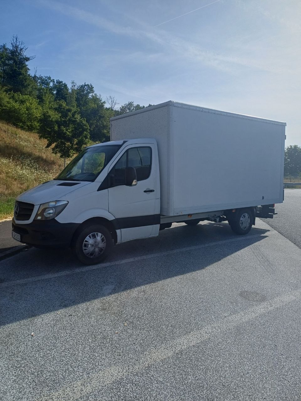 Transporter von M.I.D Service auf einem Parkplatz in Frankfurt